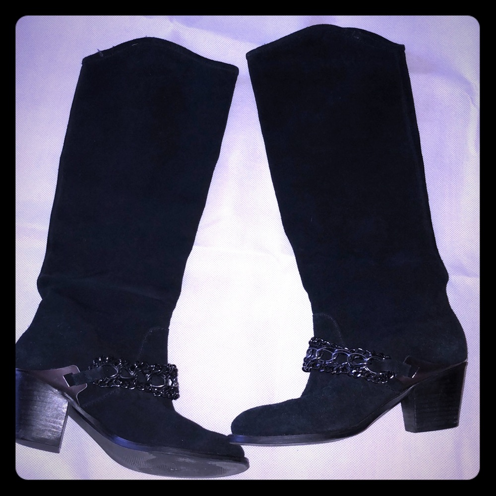 B Makowsky chain boots.